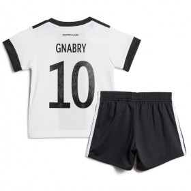 Baby Fußballbekleidung Deutschland Serge Gnabry #10 Heimtrikot WM 2022 Kurzarm (+ kurze hosen)